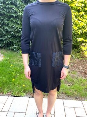 Black minimal shift dress with pocket detail (S)